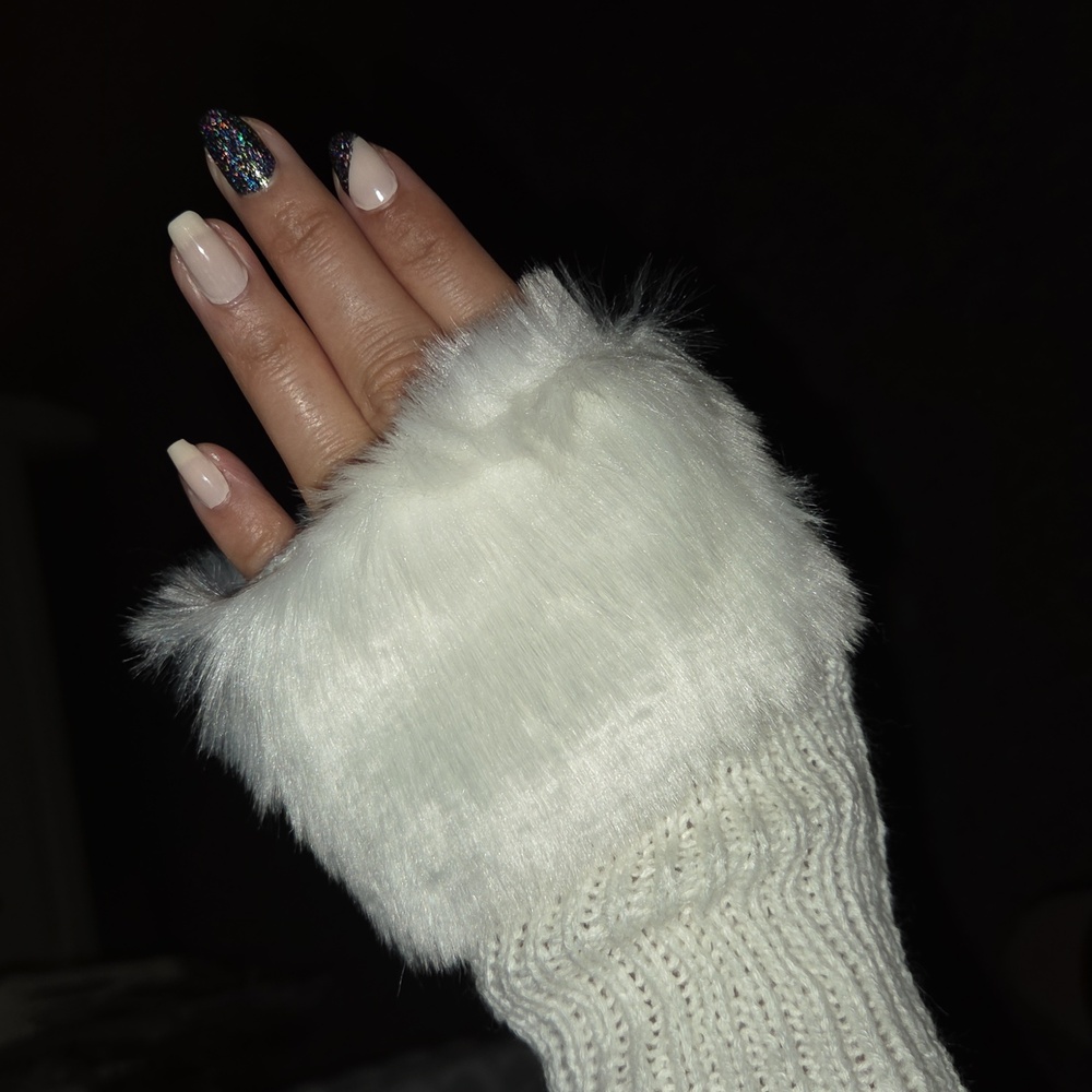 Elegant White Faux Fur Fingerless Women's Gloves - Picture 2 of 2